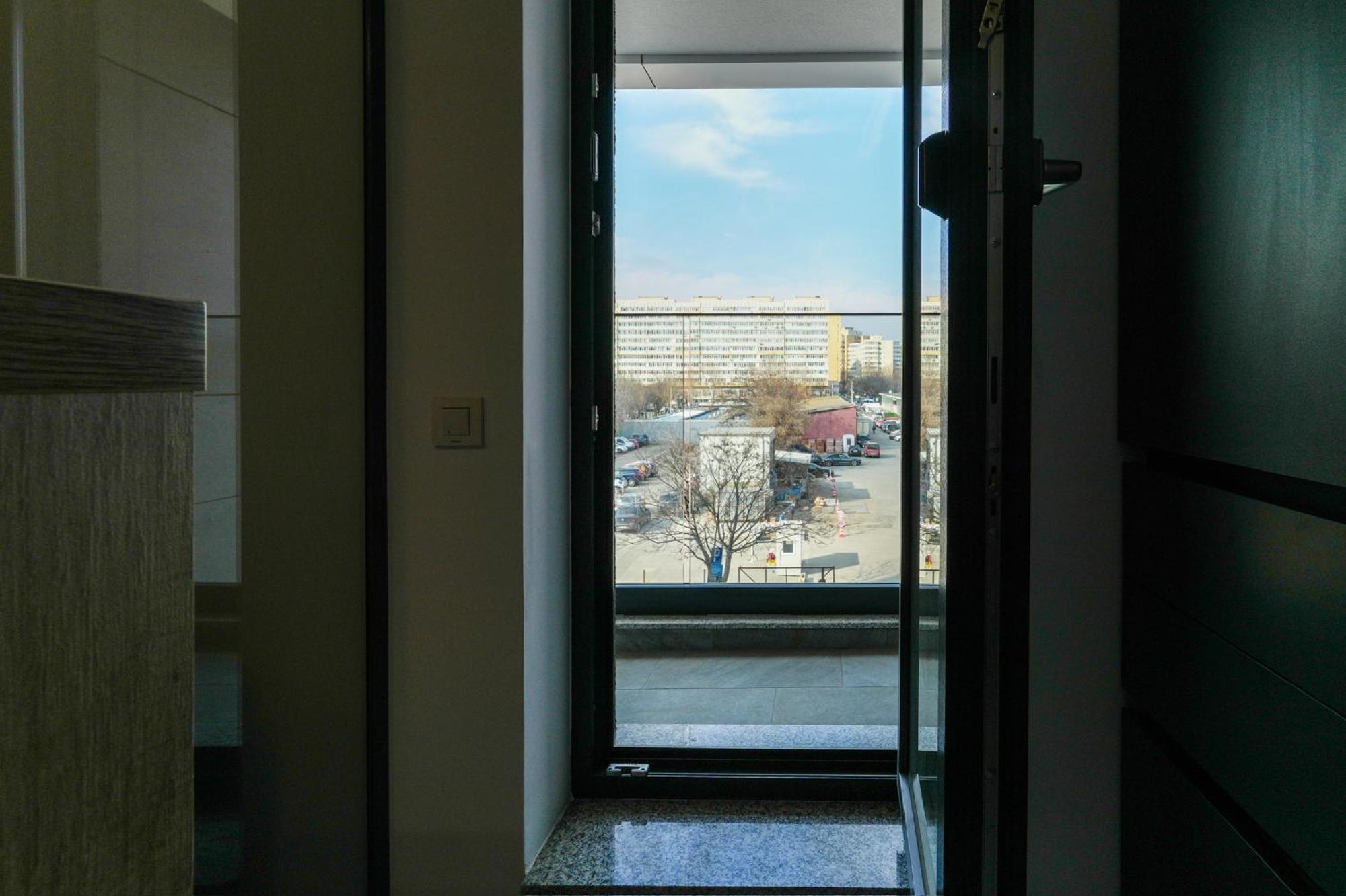 Sandra - Park-View Apt With Balcony & Parking Bucharest Exterior photo